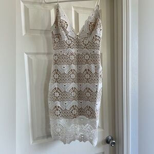 Lulu’s white lace dress